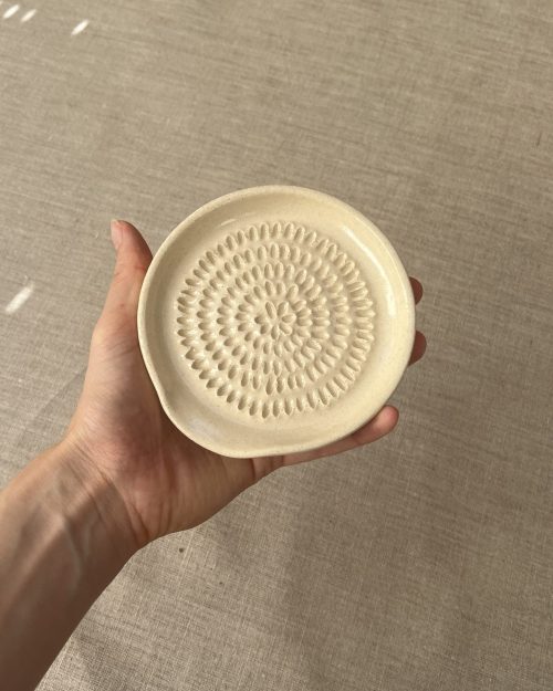 GRATTE-AIL BEIGE.